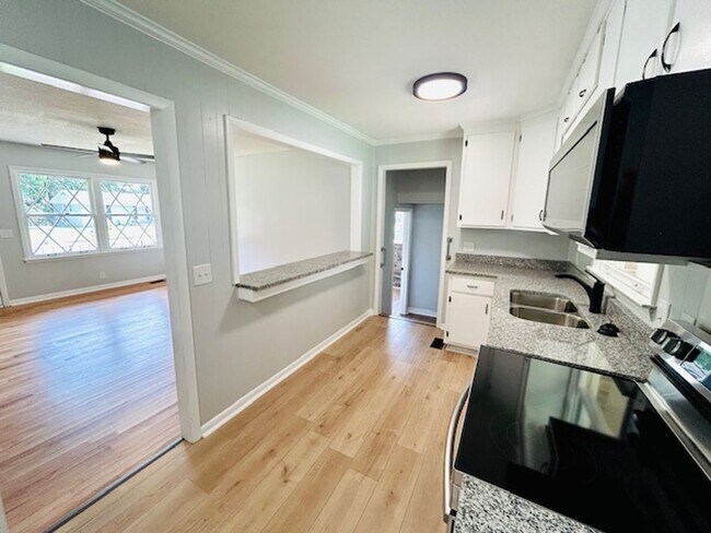 Building Photo - MOVE IN SPECIAL- $300 Off First Month's Rent-MOVE IN READY BRICK HOME!