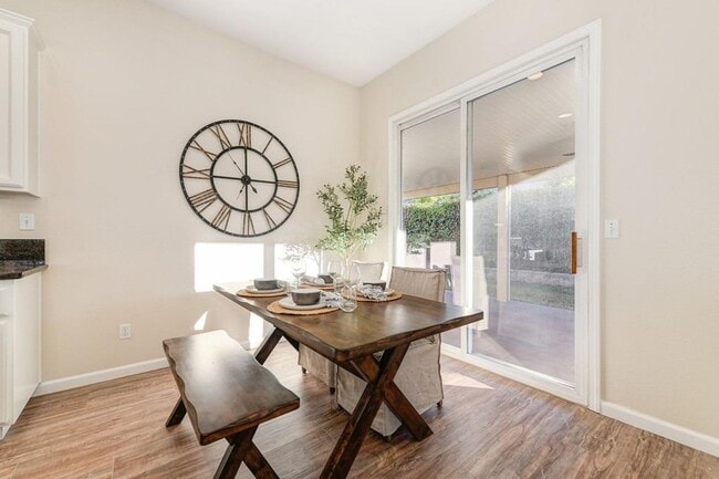 Building Photo - Gorgeous Roseville 4 Bedroom