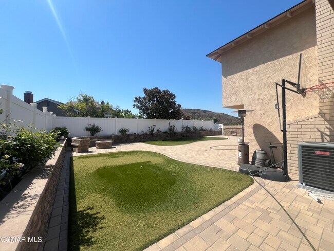 Building Photo - 334 W Avenida De Las Flores