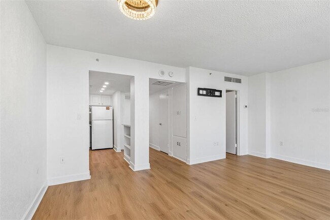 Building Photo - 470 3rd St S