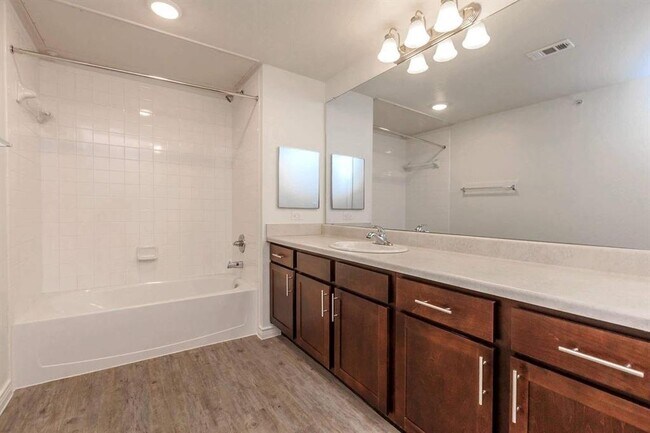 Building Photo - 4100 N Parkdale Ln