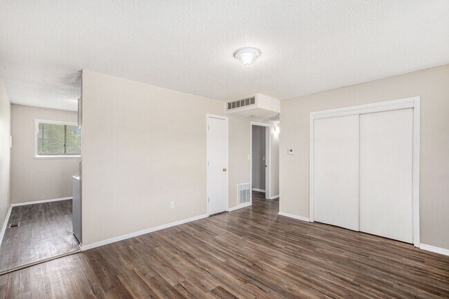 Building Photo - Beautiful 2BR/1BA Duplex in Independence!