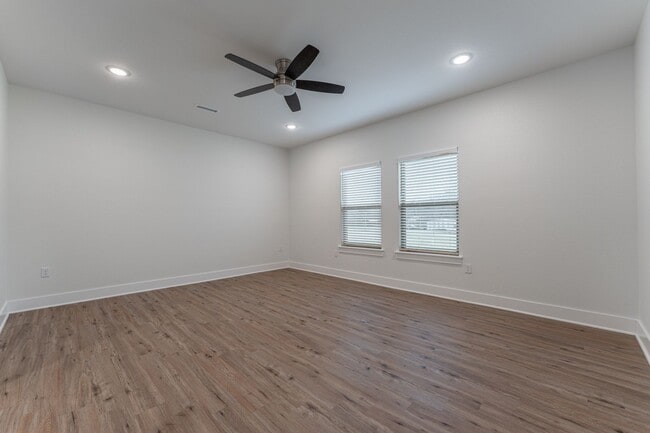 Building Photo - Beautiful Home on Two Acres