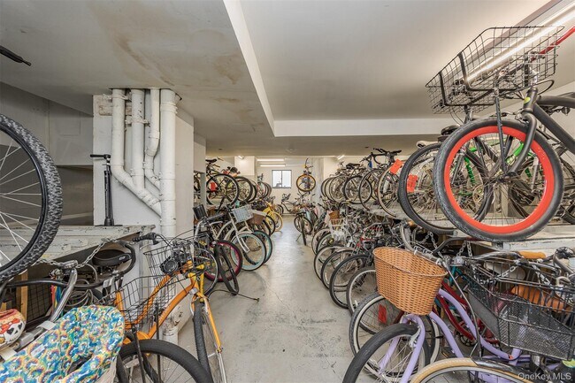 Building Photo - 100 W Broadway