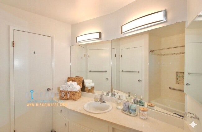 Building Photo - Spacious One Plus Bedroom Condominum off Broadway Terrace