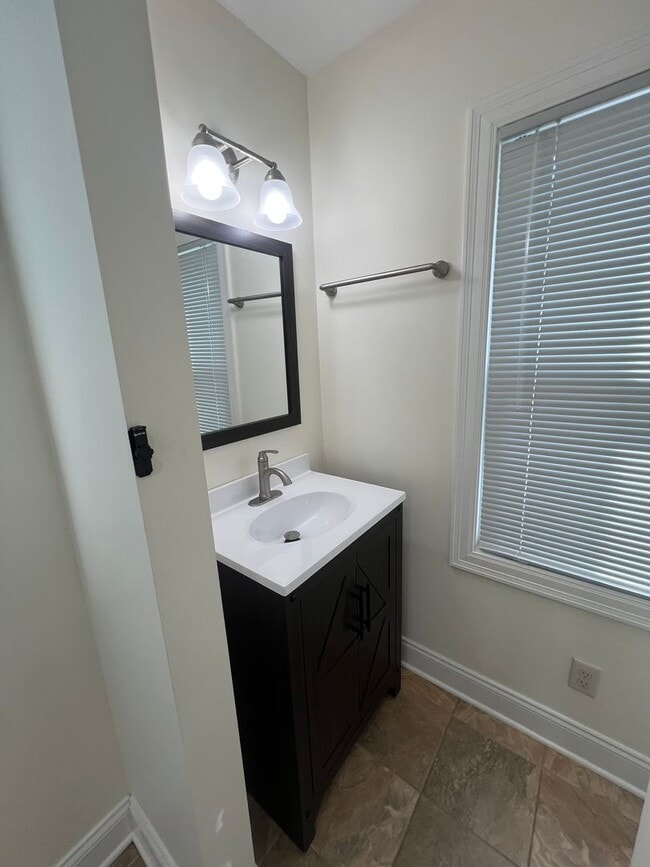 Building Photo - 3 Bed, 1.5 Bath Near U of R, Strong & Coll...