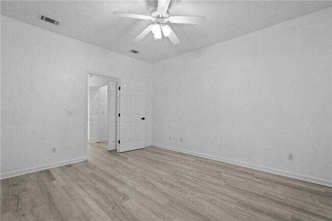 Building Photo - Spacious 3-Bedroom Townhouse in Prime Savannah Location, Move-in Special: FREE RENT for December!!