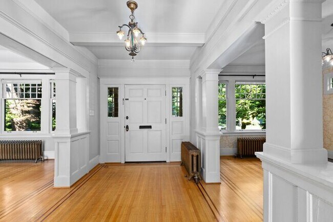 Building Photo - Stunning 1909 Craftsman w/ AC in Coveted Capitol Hill