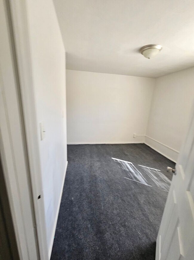 Building Photo - 3 Bedroom For rent ON S Central