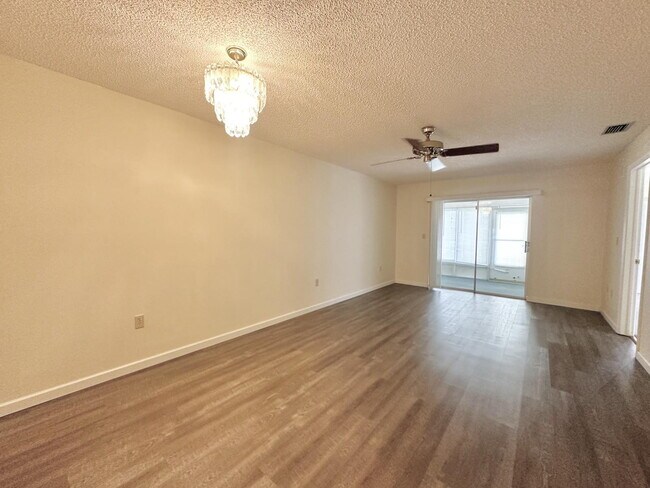 Building Photo - "Charming 2-Bed, 2-Bath Oasis in New Port Richey – Your Ideal Retreat Awaits!"