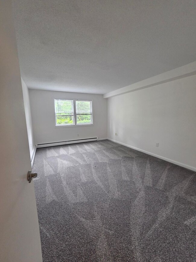 Building Photo - 2 Bed, 1 Bath Apartment