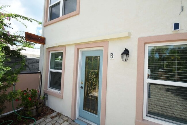Building Photo - 403 N Oleander Ave