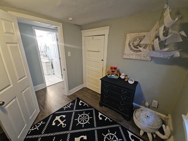 Building Photo - 111 N Sacramento Ave