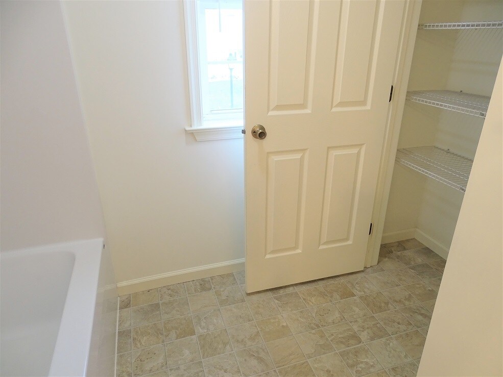 Building Photo - 322 Meadow View Dr