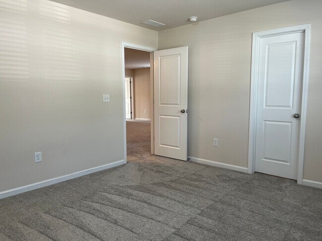 Building Photo - AMAZING LOCATION, Fantastic 4 Bed Home, In...