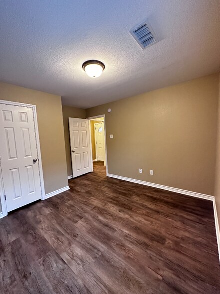 Building Photo - 5111 Graceland Dr