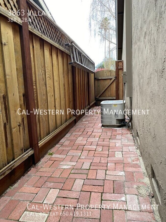 Building Photo - 3863 Villa Glen Way