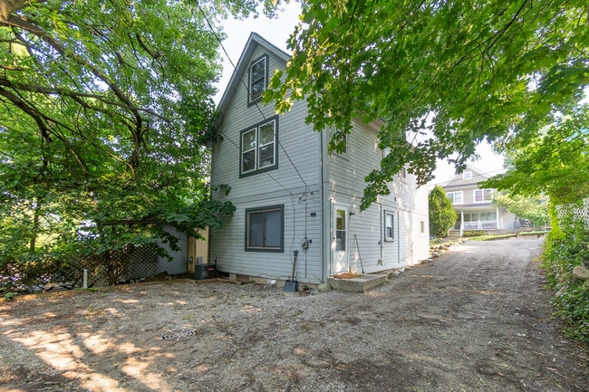 Building Photo - 402 Koch Ave