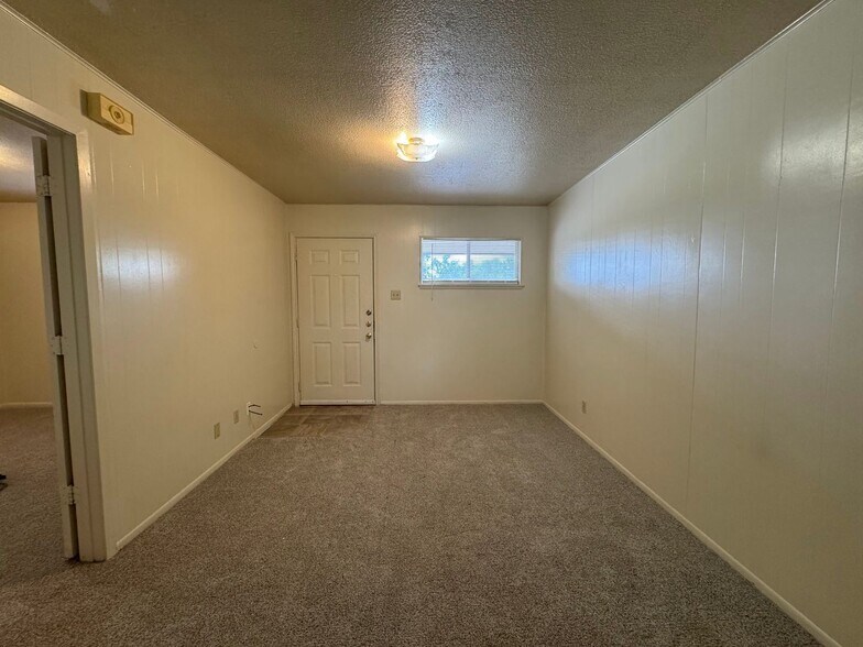 Building Photo - 806 Safady Ave