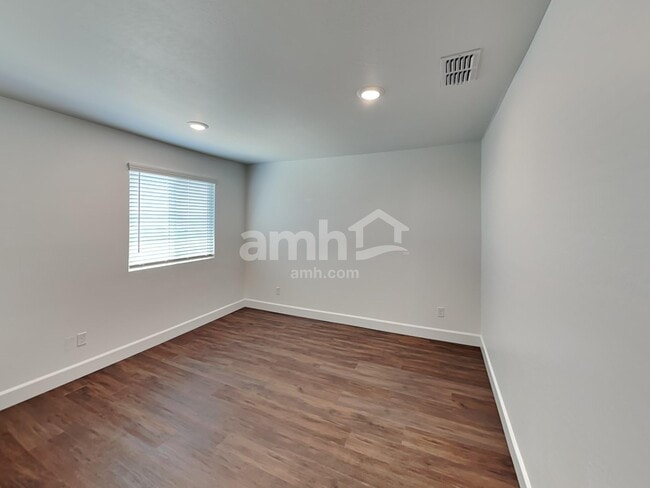 Building Photo - 17109 W Lawrence Ln