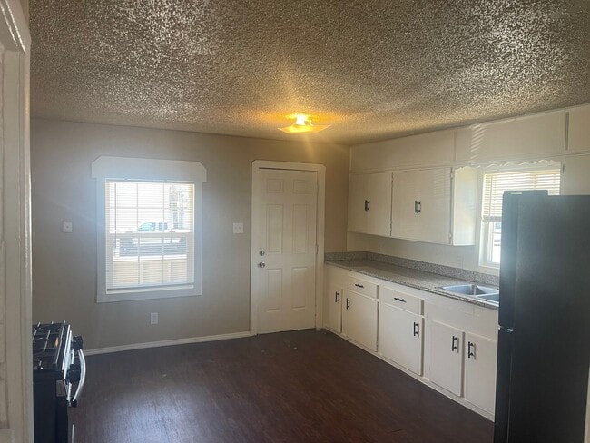 Building Photo - Wonderful Stand Alone Home