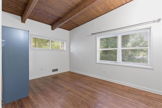 Building Photo - 2627 Woodacres Rd NE