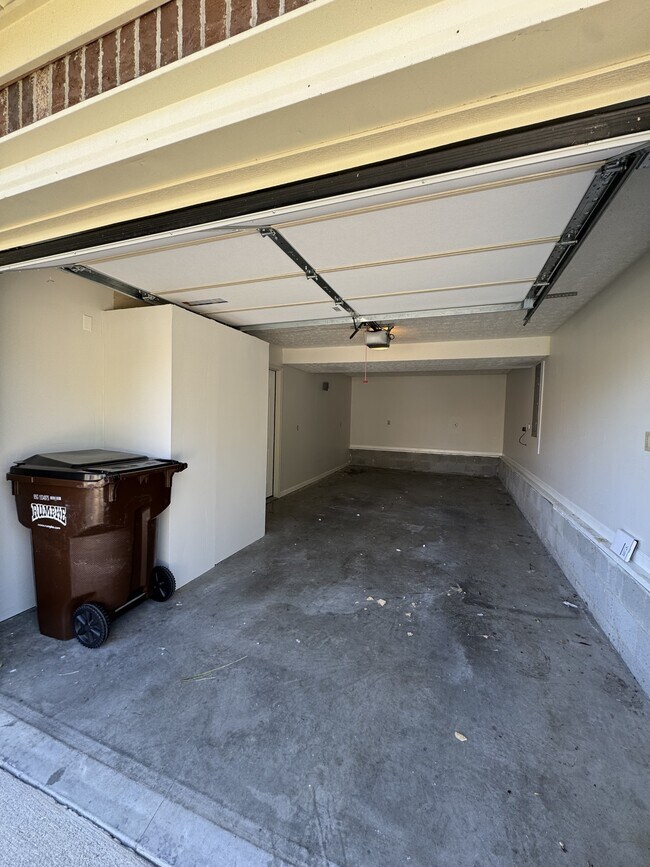 Building Photo - 550 Norwood Dr