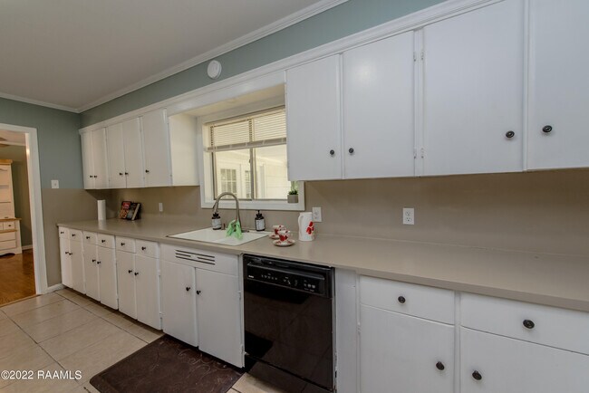 Building Photo - 232 Roselawn Blvd