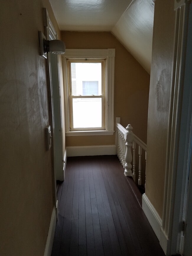 Building Photo - 3 bed 1 bath house with large deck, butler...