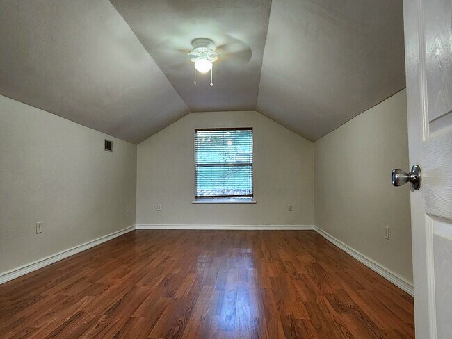 Building Photo - FOR RENT 4 bed 3 bath home