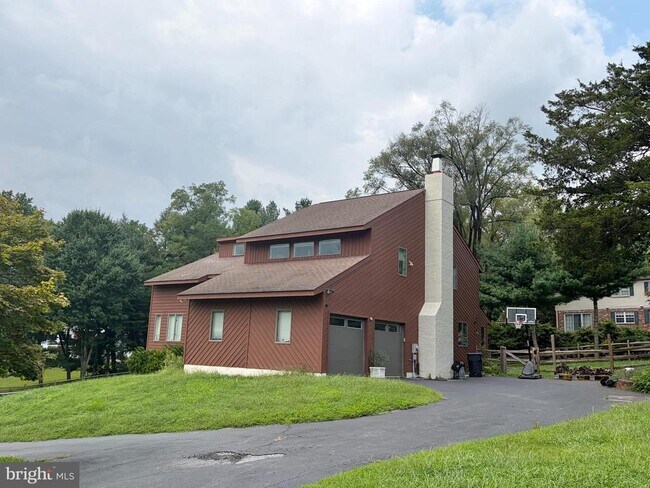 Building Photo - 498 Dean Dr