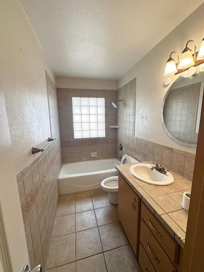 Building Photo - 3 Bed 2 Bath Ready to Rent!