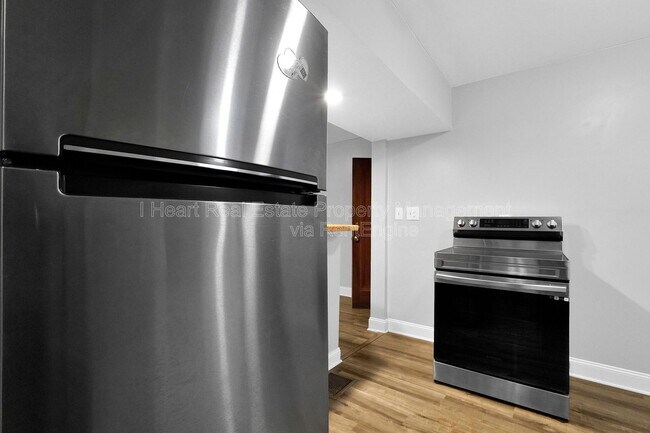 Building Photo - 973 Kelton Ave