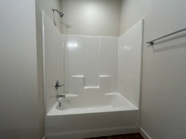 Building Photo - Luxury Townhome in Abbey Glen Community!