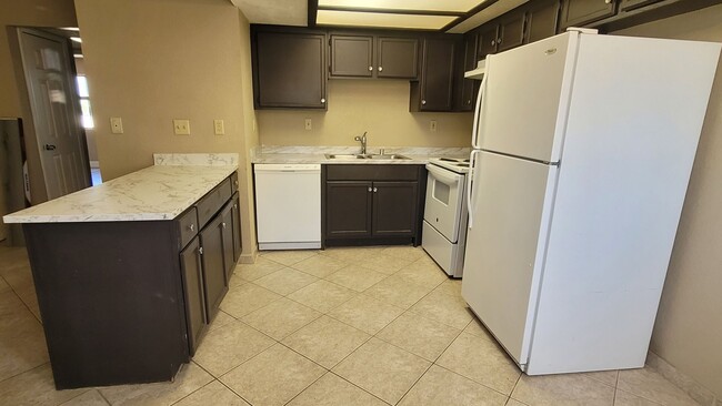 Building Photo - Affordable, Beauty, and Spacious 2Bed 2Bat...