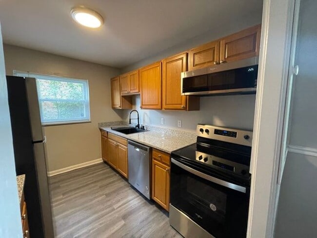 Building Photo - Amazing 3 bedroom 2 bathroom house availab...