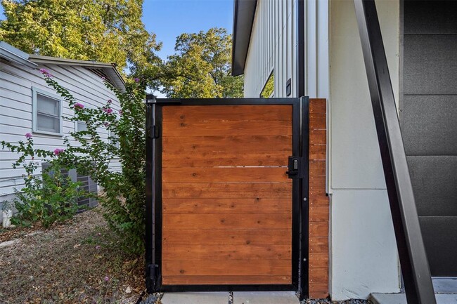 Building Photo - 1100 Romeria Dr