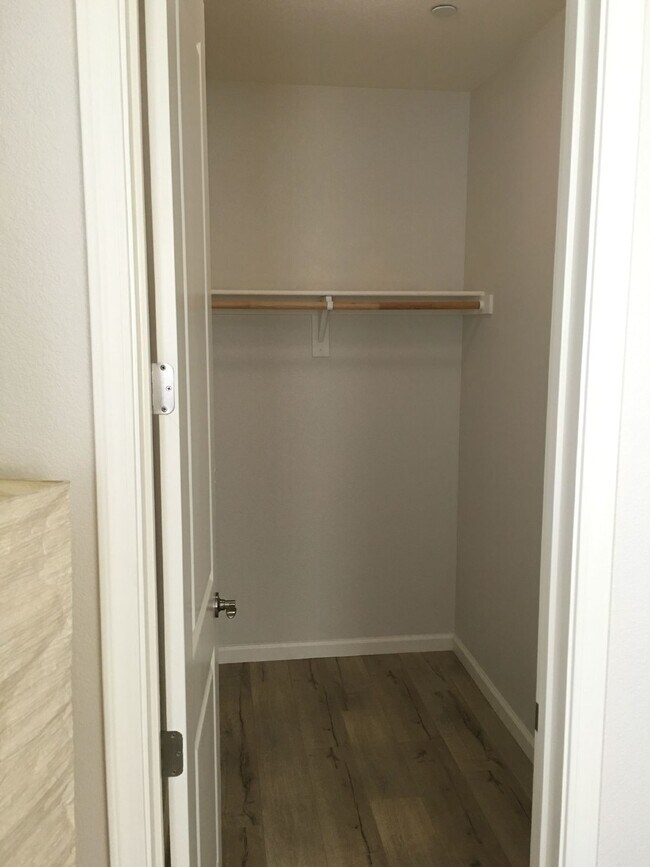 Building Photo - Gorgeous 4 Bed/4 Bath End Unit Condo with ...