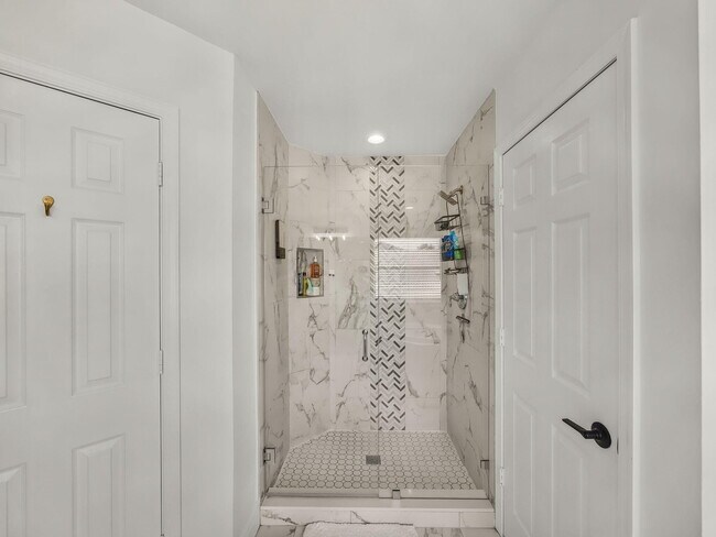 Building Photo - 6017 Newport Village Way