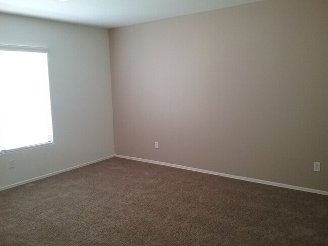 Building Photo - Spacious 5 bedroom home.