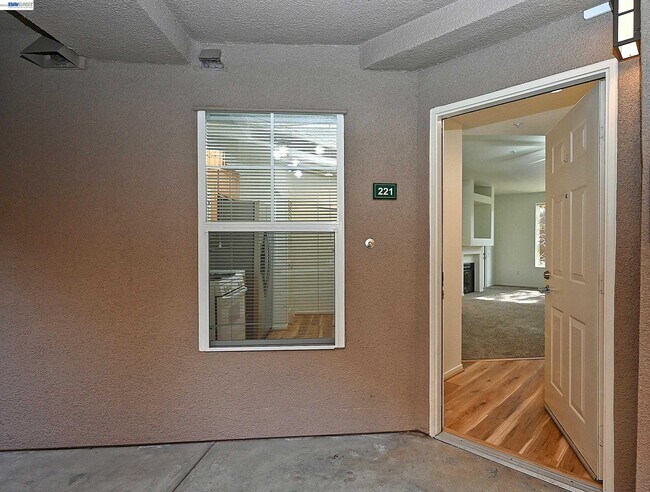 Building Photo - 280 Caldecott Ln