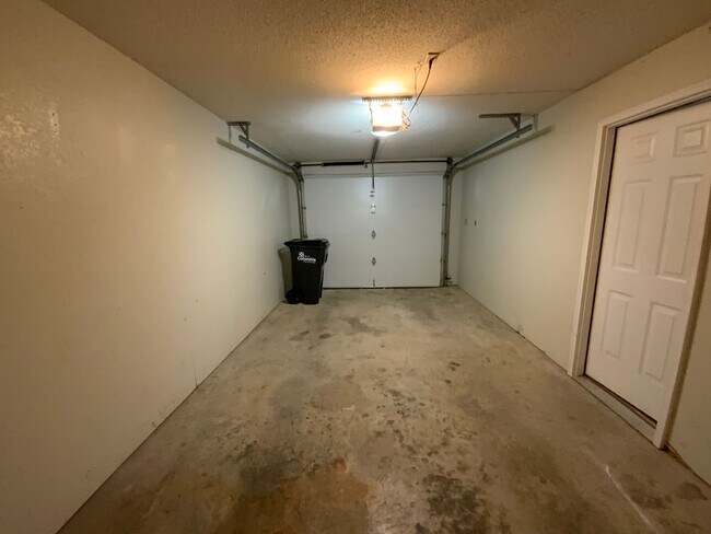 Building Photo - 3 Bedroom 2 Bathroom Duplex