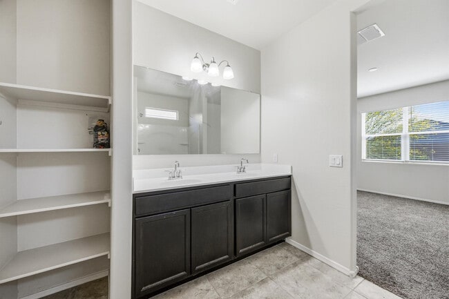 Building Photo - 1033 W Avalon Canyon Dr