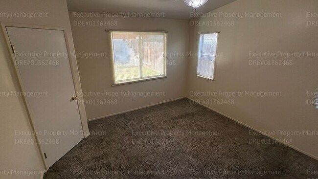Building Photo - 4 bedroom 2 bathroom split wing home in North Bakersfield