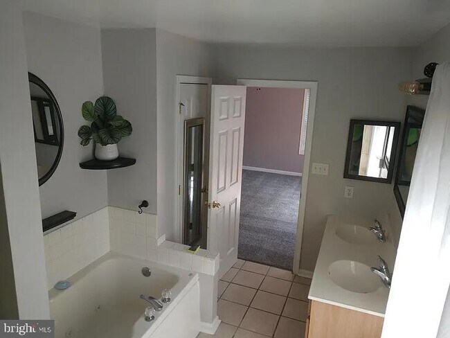 Building Photo - 356 Oak Lee Dr