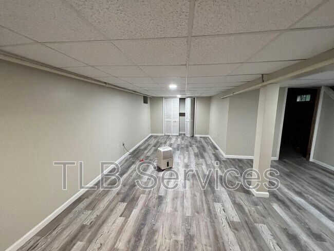 Building Photo - 519 School St