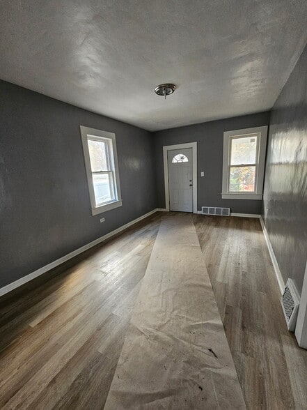 Building Photo - 7815 Rosewood Ave