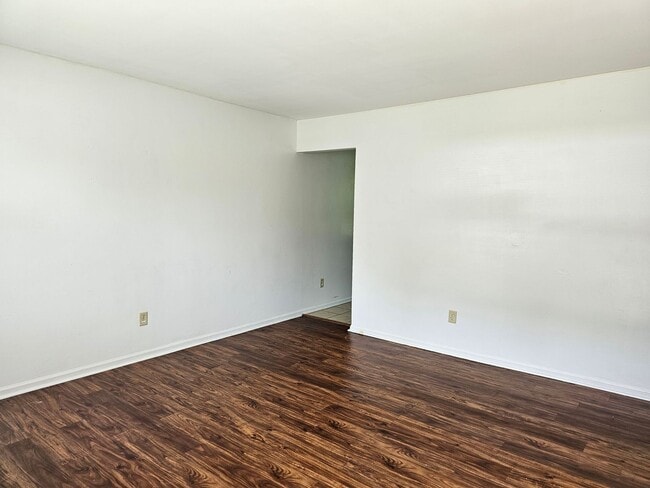 Building Photo - 117 Red Cedar Dr