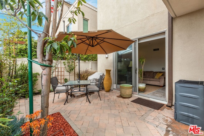 Building Photo - 5547 Palm Dr