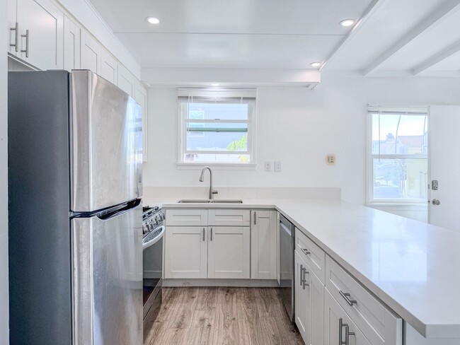Building Photo - 2 Bed 1 Bath Beach House | Inboard | Silve...